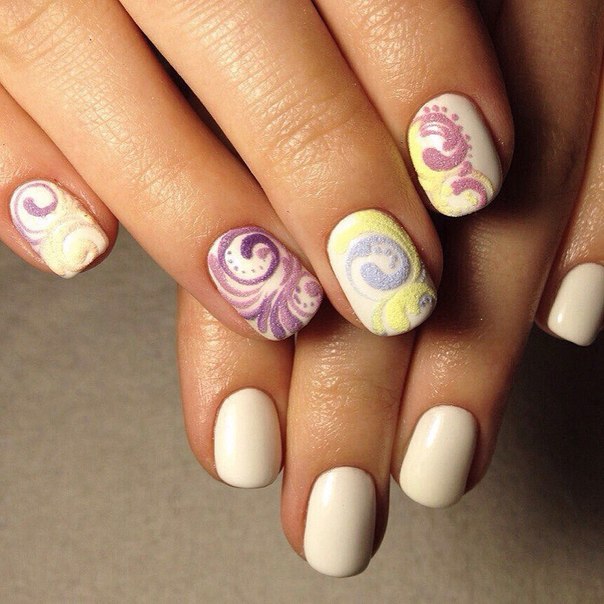 Абстрактний 3D манікюр: матові білі нігті з кольоровими мазками