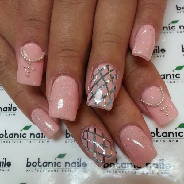 Рожевий Гламур: Квадратна Форма, 3D Геометрія та Сріблястий Блиск