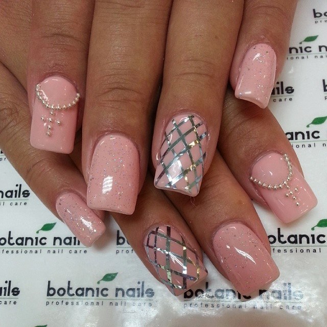 Рожевий манікюр з 3D геометрією та сріблястим блиском на квадратних нігтях