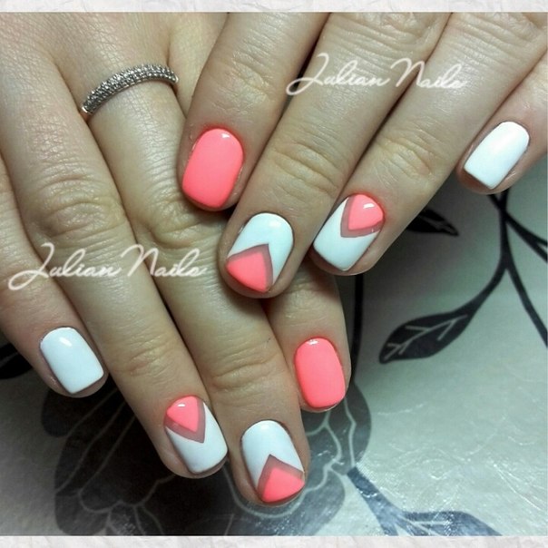 Рожевий манікюр з білою геометрією на круглих нігтях