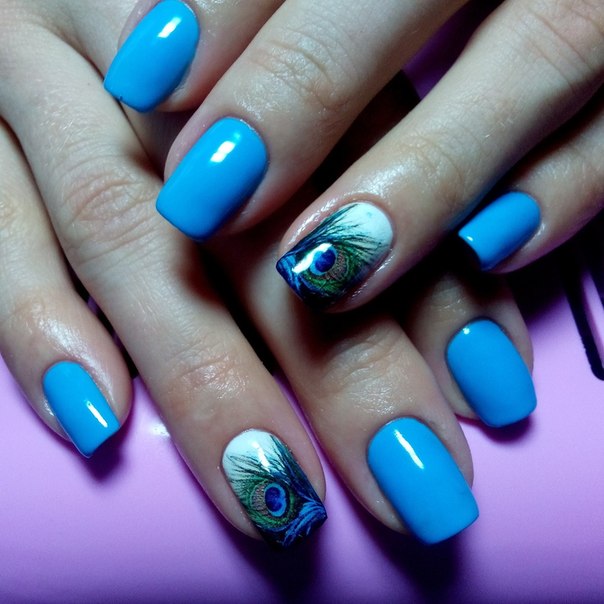 Синій манікюр з блискучими наклейками на квадратні нігті
