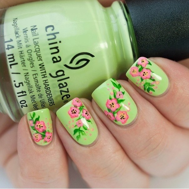 Квітковий манікюр у зелених тонах з ручним розписом