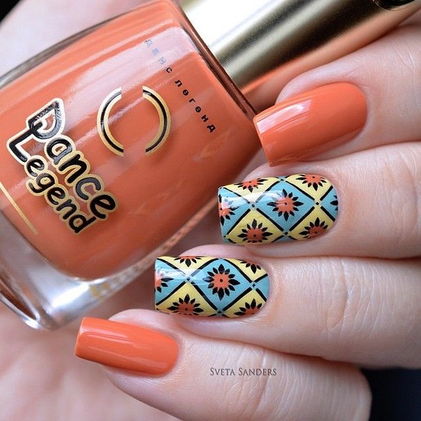 Помаранчевий манікюр на овальні нігті: квіти та геометрія