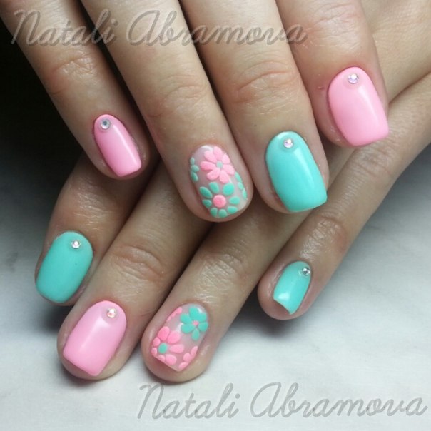 Рожевий манікюр з 3D квітами та сріблястими стразами