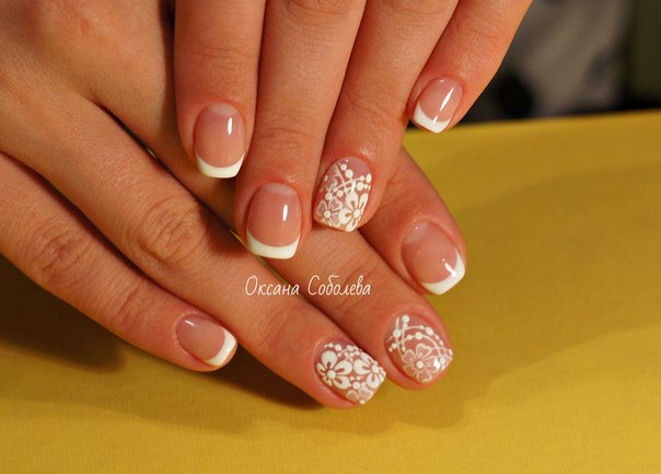 Бежевий френч з білими квітами на середніх овальних нігтях