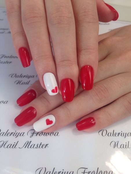 Абстрактний манікюр: червоні мазки на білій базі для овальних нігтів