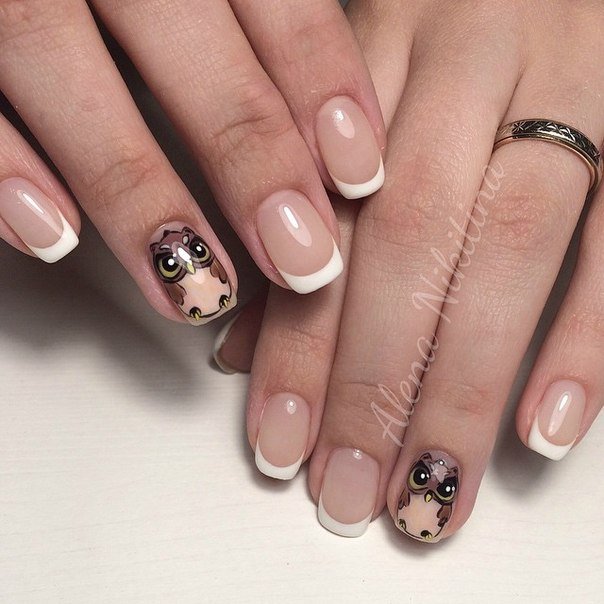 Бежевий френч з білим ручним розписом на круглих нігтях