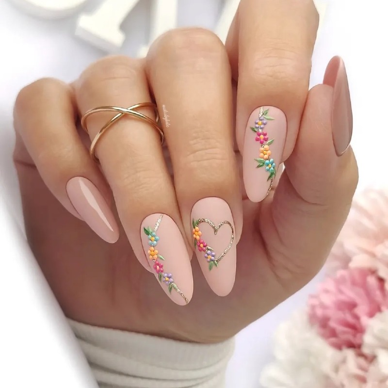 Вишуканий бежево-золотий манікюр: матовий 3D квітковий дизайн на мигдалеподібних нігтях