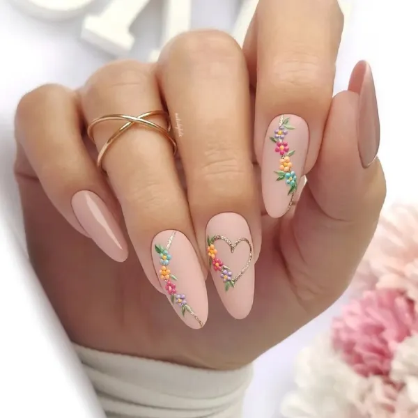 Бежево-золотий манікюр: матовий квітковий дизайн на мигдалеподібних нігтях