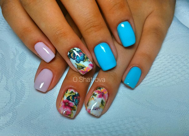 Синій квітковий максималізм на квадратних нігтях середньої довжини