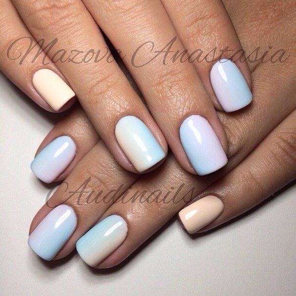 Омбре манікюр: перехід синього в бежевий з фіолетовим