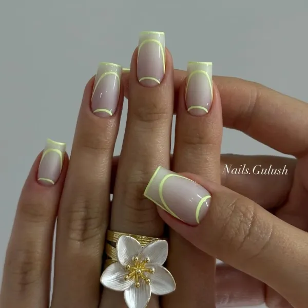 Квадратний манікюр: бежевий та жовтий мінімалізм з геометрією