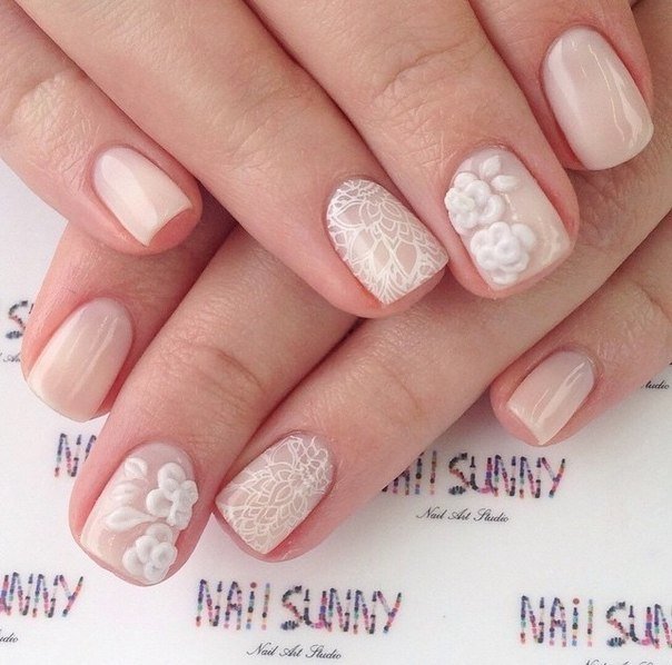 Бежевий манікюр з об'ємними білими квітами та ручним розписом