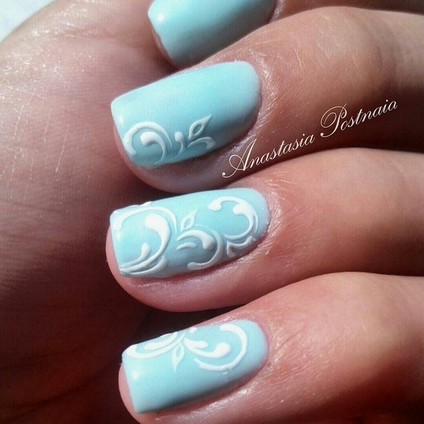 Матовий синій манікюр з білими 3D абстрактними лініями