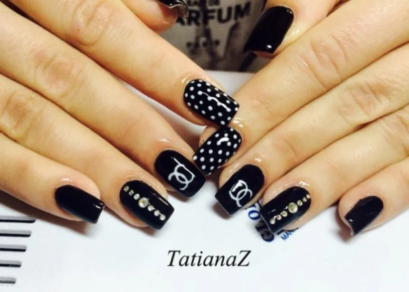 Чорний манікюр з білою геометрією та сріблястими акцентами