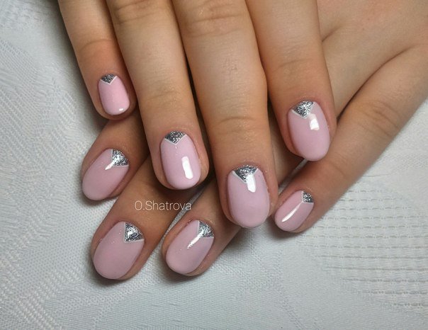 Рожевий манікюр з мінімалістичною сріблястою геометрією