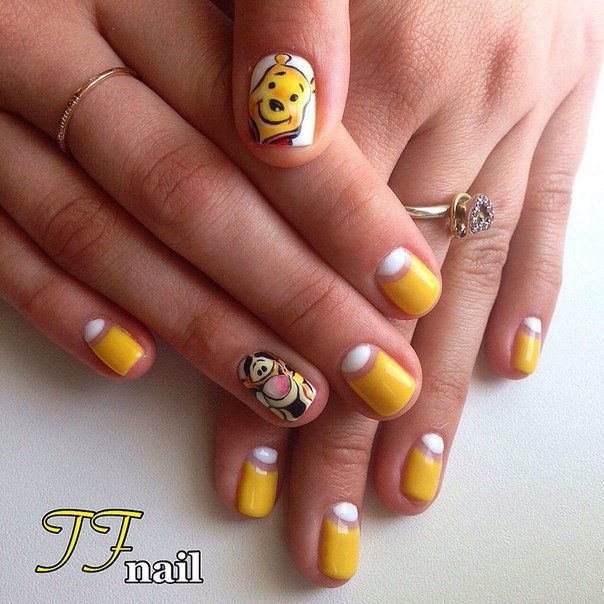 Жовтий френч з тонкою білою смужкою на круглих коротких нігтях