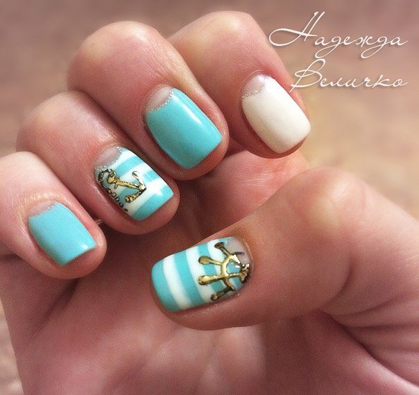 Синій манікюр з геометричними елементами та блискітками