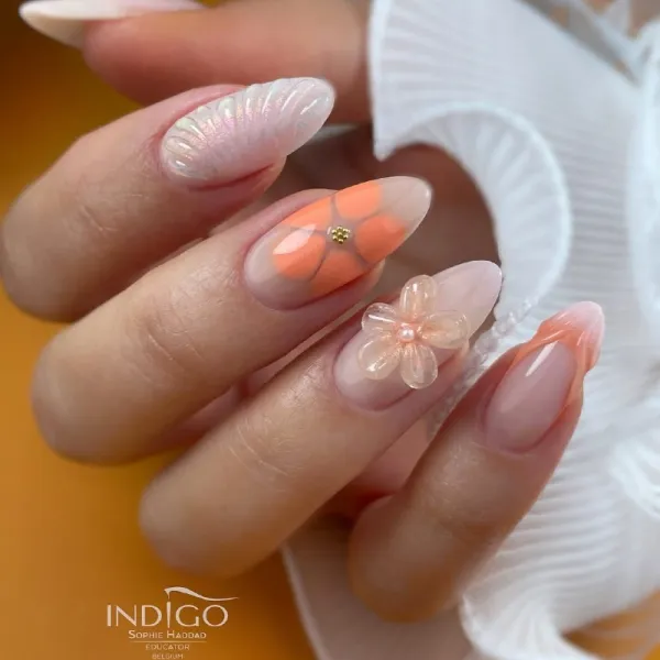 Бежево-Помаранчевий Манікюр: 3D Квітковий Дизайн на Мигдалеподібних Нігтях