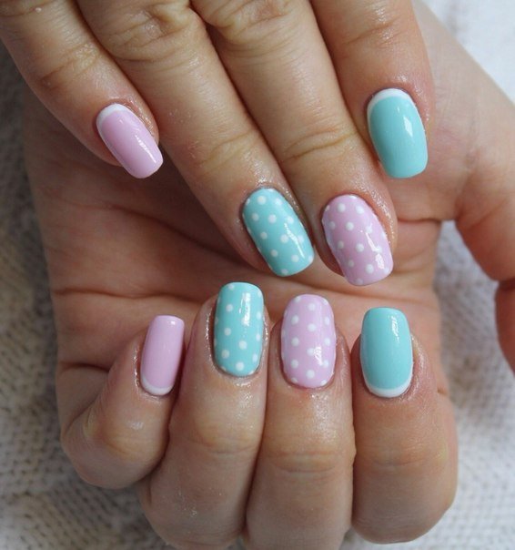 Рожевий французький манікюр з синіми акцентами та білою основою