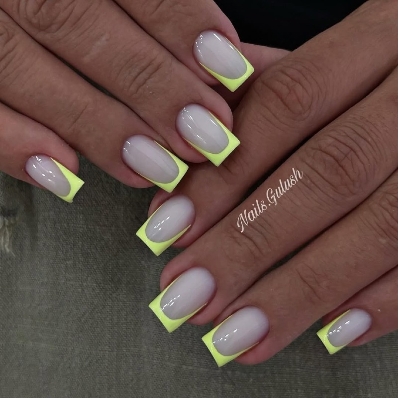 Біло-жовтий Французький Манікюр: Мінімалізм на Квадратних Нігтях Гель-лаком