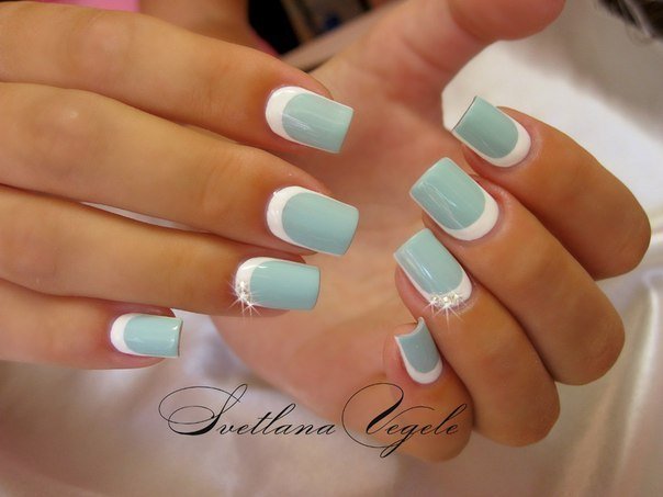 Ніжний зелений френч з білими стразами: мінімалізм для круглих нігтів