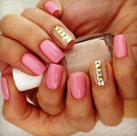 Рожевий манікюр з геометричними елементами та стразами