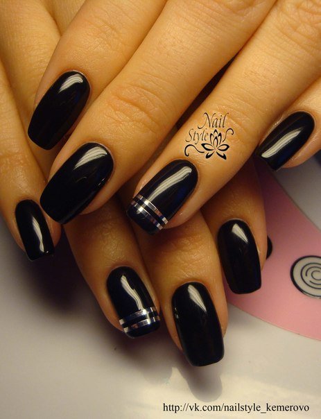 Мінімалістичний чорний манікюр з геометрією сріблом на довгих нігтях