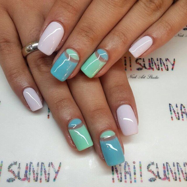 Рожевий манікюр з геометричними лініями та негативним простором