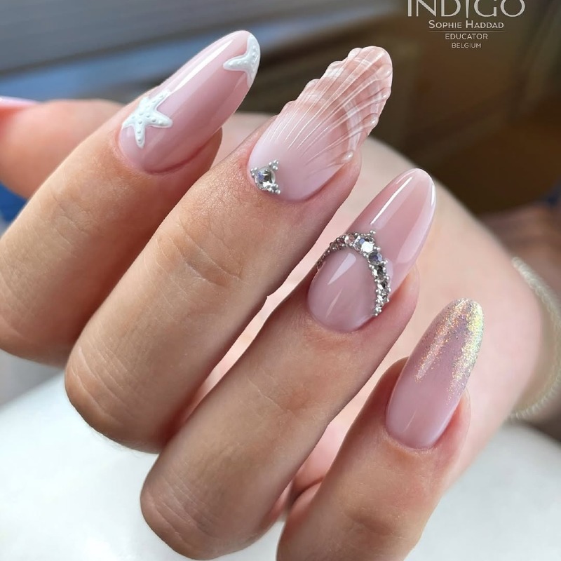 Максималістичний 3D Манікюр: Рожевий та Сріблястий Блиск на Довгих Мигдалеподібних Нігтях