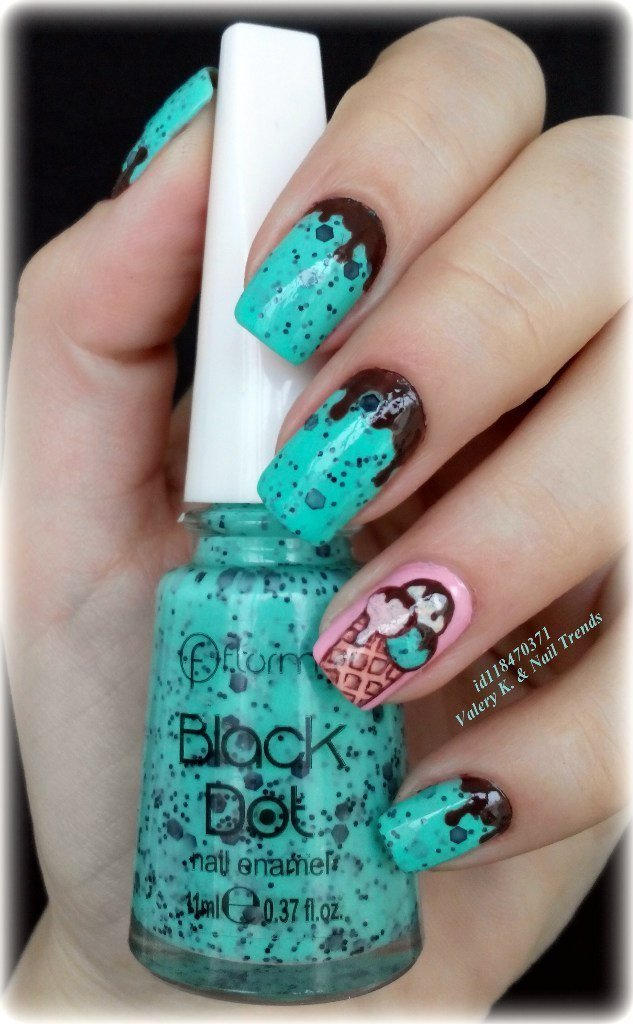 Зелений манікюр з ручним розписом, блискітками та коричневими акцентами