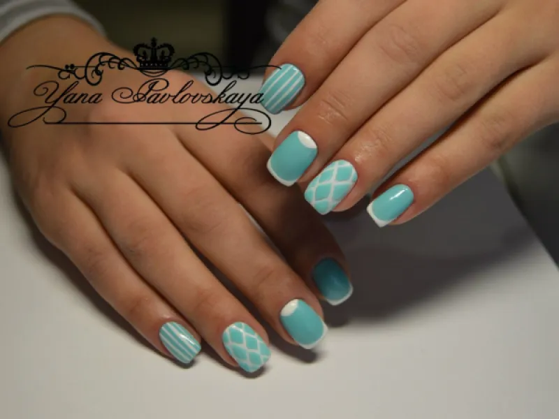 Синій мінімалізм з білою геометрією на круглих коротких нігтях