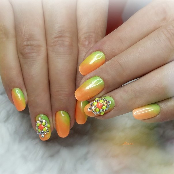 Помаранчево-зелений омбре манікюр з 3D елементами та стразами