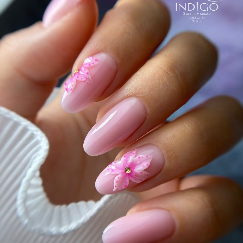 Професійний рожево-золотий манікюр: 3D квітковий дизайн на мигдалі