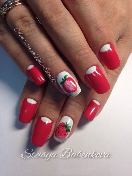 Червоний френч з весняними квітами на квадратних нігтях: ручний розпис гель-лаком