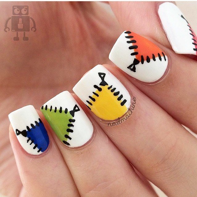 Яскравий геометричний манікюр: білий, чорний та райдуга на коротких круглих нігтях