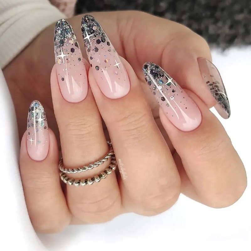 Розкішний Рожево-Сріблястий Манікюр Омбре з Блискітками на Мигдалеподібних Нігтях