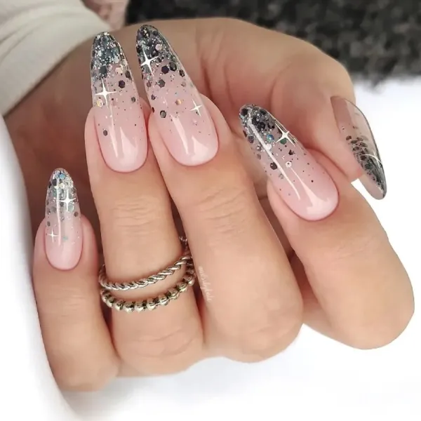 Рожеве Омбре та Сріблястий Блиск: Довгі Мигдалеподібні Нігті