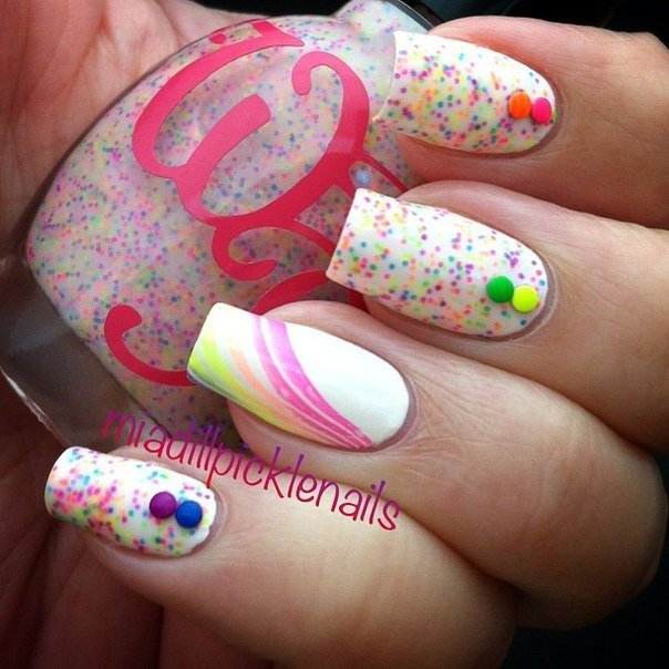 Овальний 3D абстрактний манікюр: феєрія кольорів з білим, жовтим та блискітками