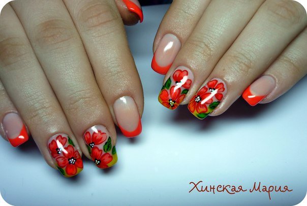 Квітковий френч манікюр з ручним розписом у бежевих тонах