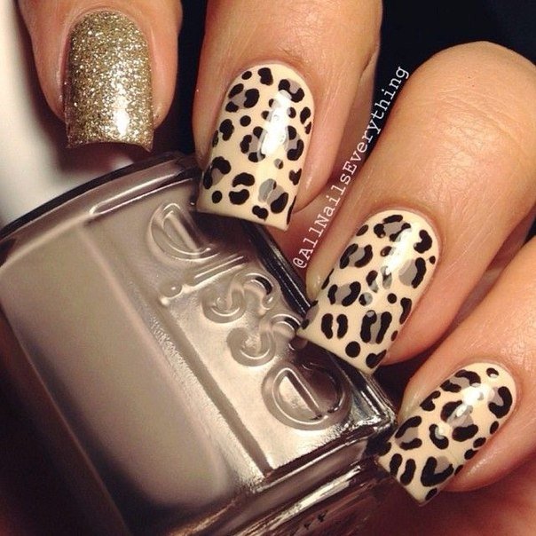 Бежевий манікюр з золотим розсипом та чорними акцентами