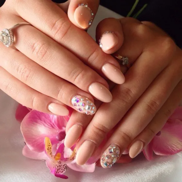 Бежевий 3D-максималізм на мигдалеподібних нігтях зі сріблом