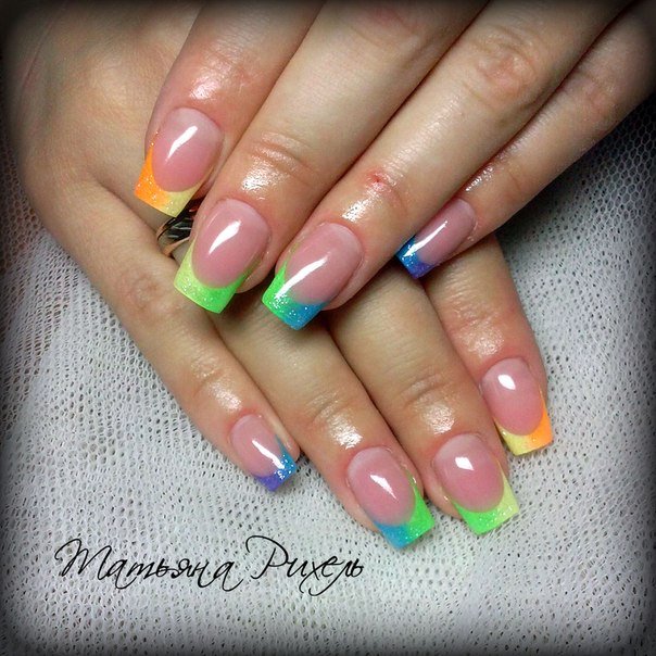 Довгі квадратні нігті з яскравим френч омбре та ручним розписом