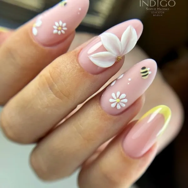 Рожевий квітковий френч на мигдалеподібних нігтях: гель-лак та стрази