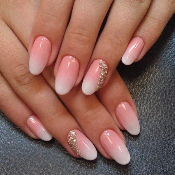 Ніжне рожеве омбре з білим блиском на мигдалеподібних нігтях