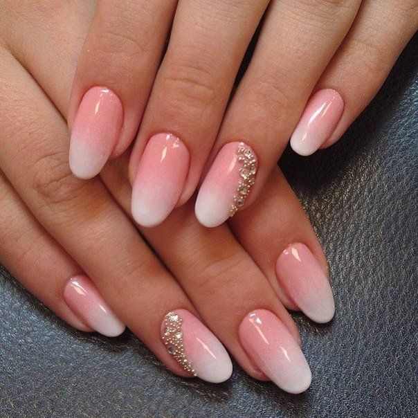 Рожеве омбре на довгих мигдалеподібних нігтях з блиском та стразами