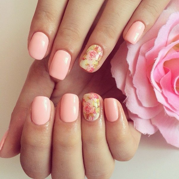 Квітковий весняний дизайн нігтів у рожевих та жовтих тонах