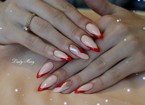Довгі стилетні нігті: бежевий гель-лак, червоний френч та срібна геометрія з блискітками