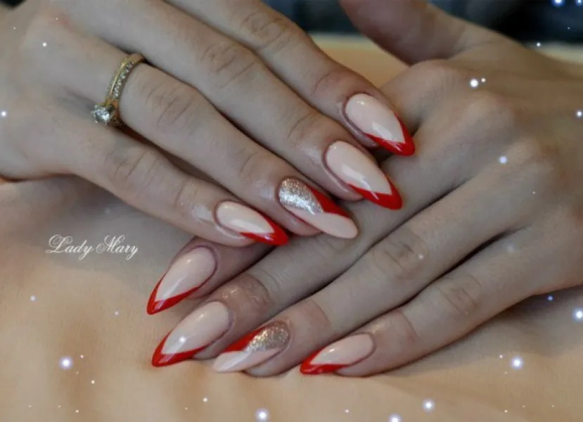 Бежевий стилет з червоним френчем та срібною геометрією: святковий блиск