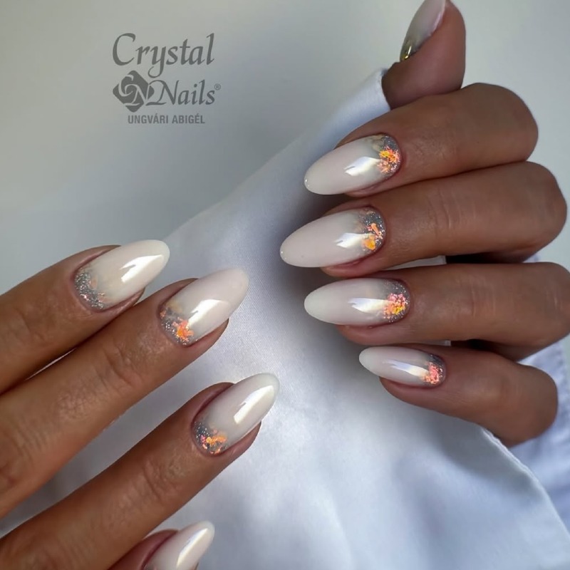 Довгі Мигдалеподібні Нігті: Бежево-Помаранчевий Блискучий Манікюр Гель-лаком